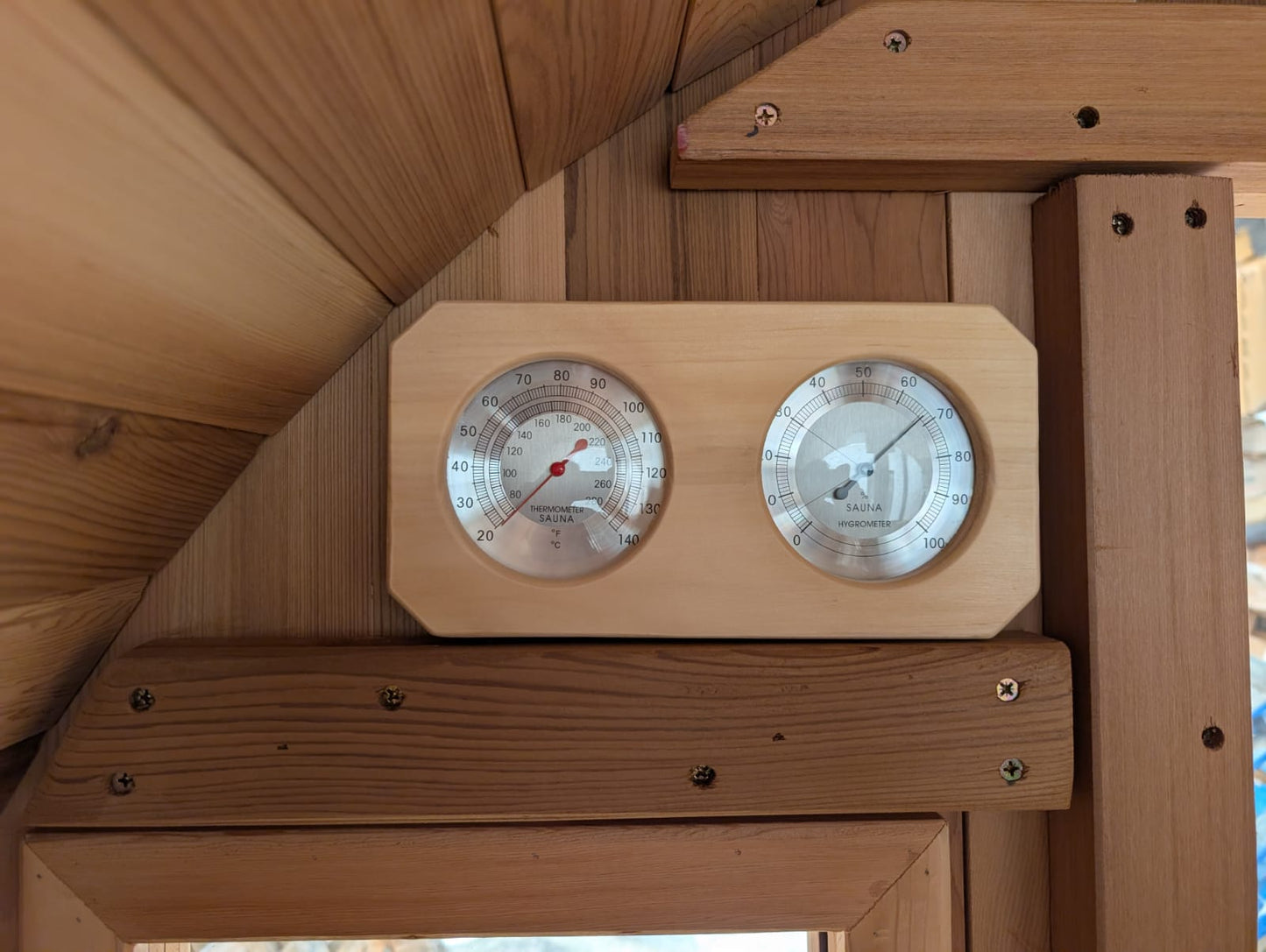 Canadian Red Cedar Wood 4 Person Sauna 1.8m Long by 1.8 Diameter Woodburn/electric