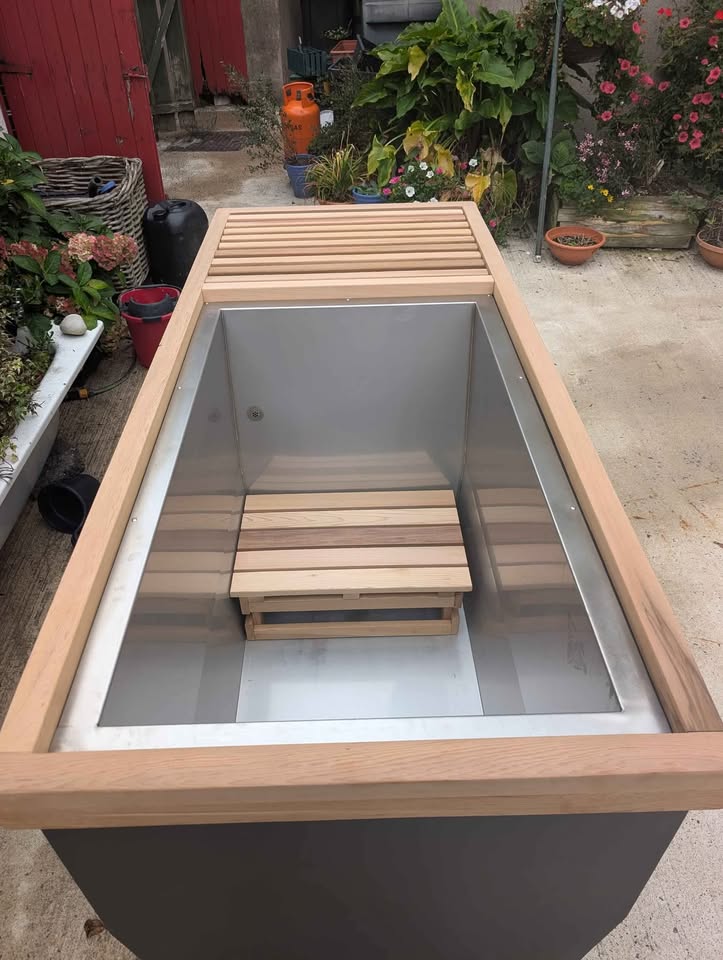 Red Cedar Cube Dual Action Hot/Cold Plunge Pool