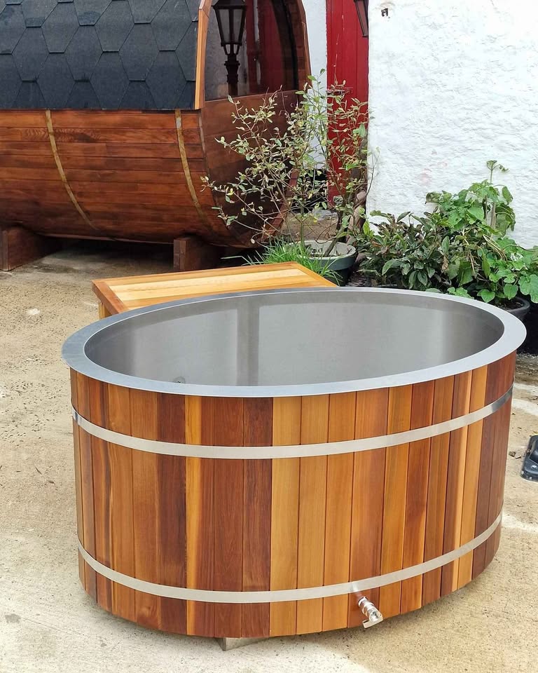 Red Cedar Oval Ice Bath