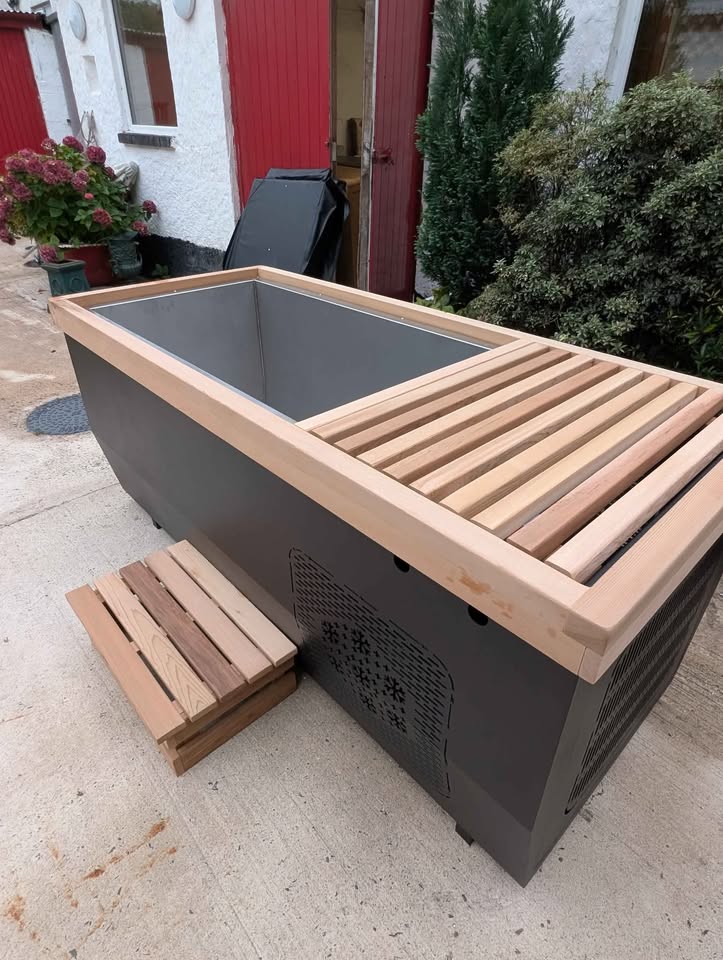 Red Cedar Cube Dual Action Hot/Cold Plunge Pool